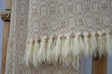 Single beige Rosenkransen blanket